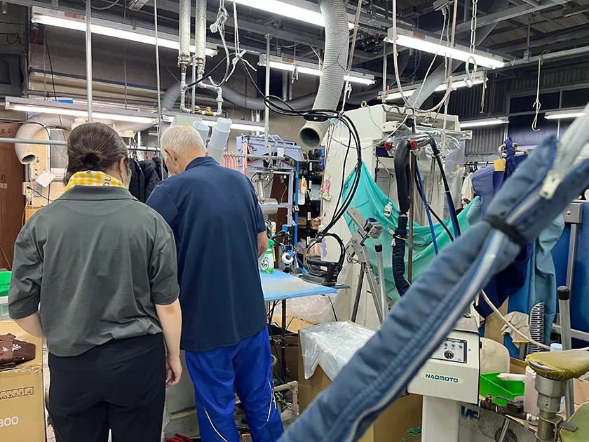 仕事を教えている風景